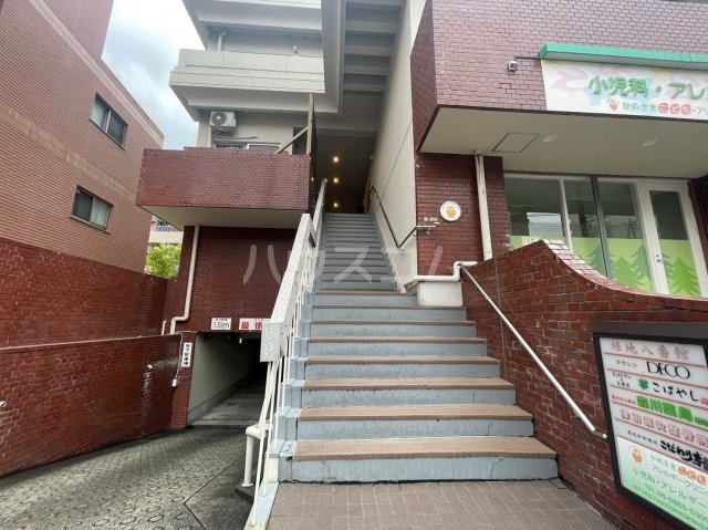 27/30 エントランス