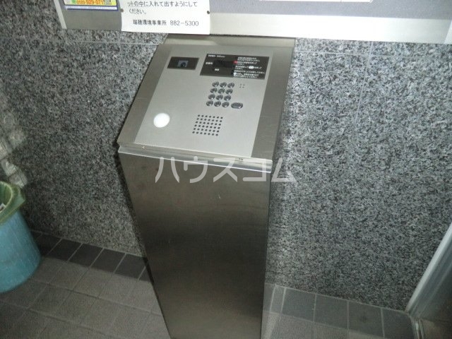 23/28 エントランス