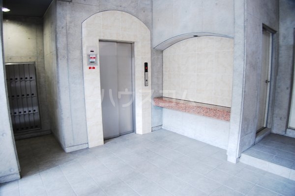 21/30 エントランス