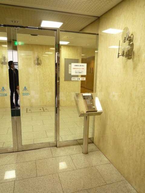 19/27 エントランス