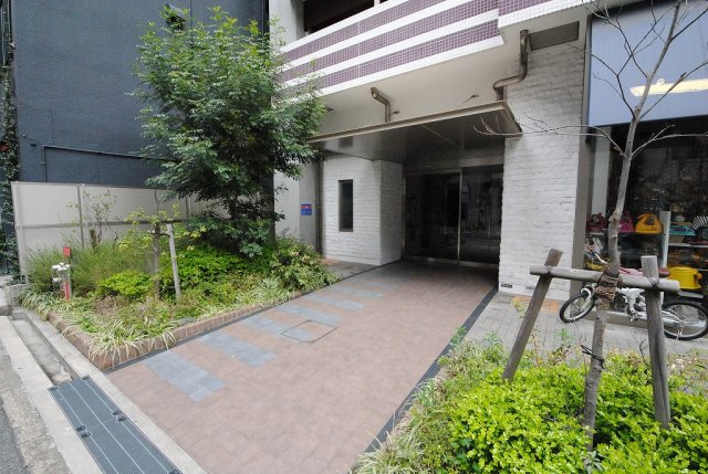 16/23 エントランス