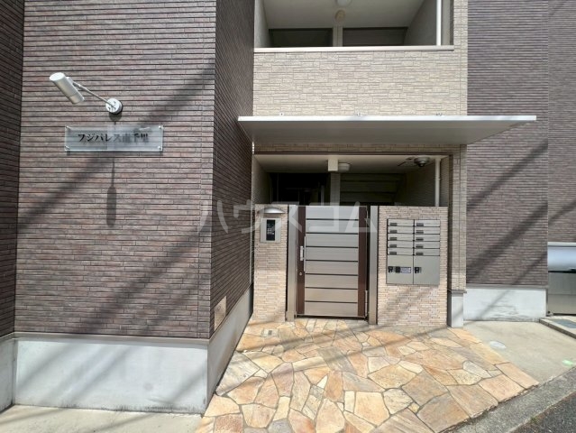 28/30 エントランス