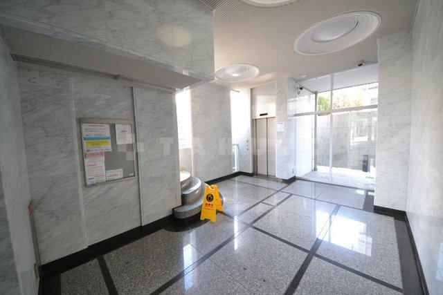 18/29 エントランス