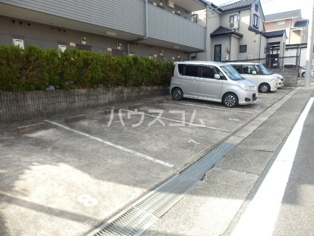 18/27 駐車場