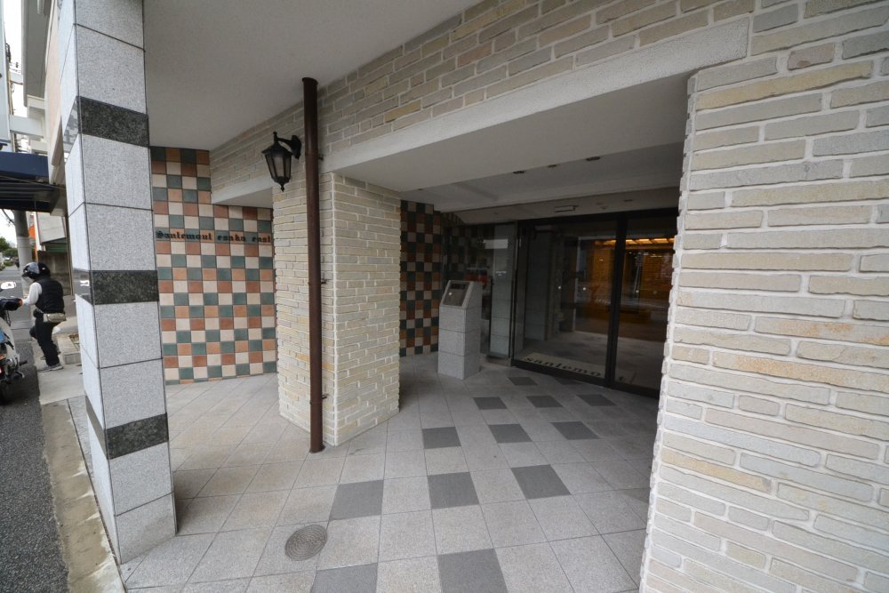 18/28 エントランス