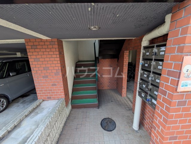 27/30 エントランス