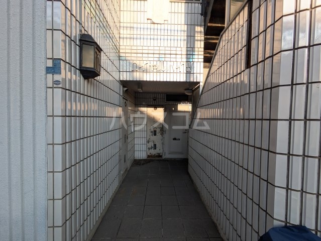 28/30 エントランス