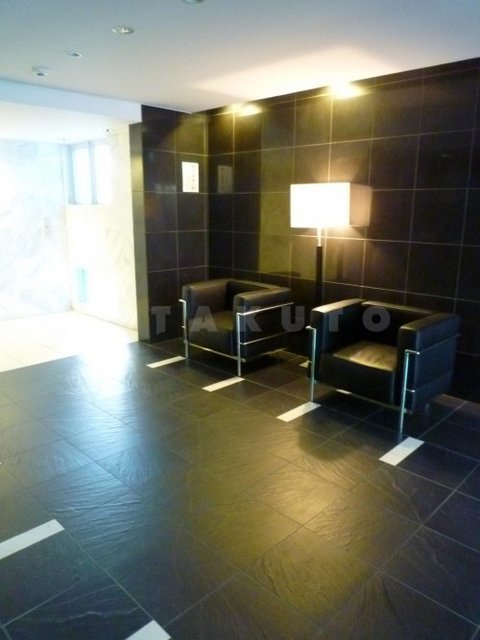 18/27 エントランス