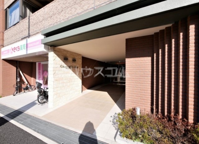 27/30 エントランス