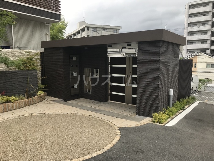 18/27 エントランス