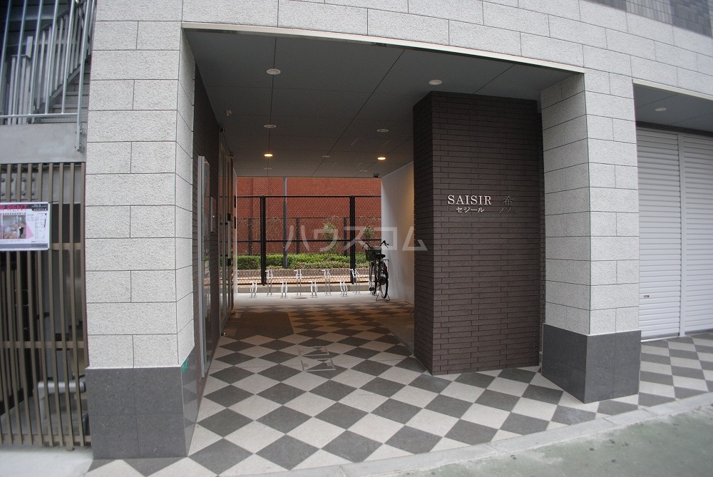 18/27 エントランス