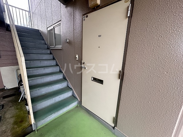 23/29 エントランス