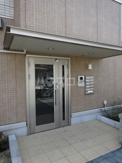 22/28 エントランス