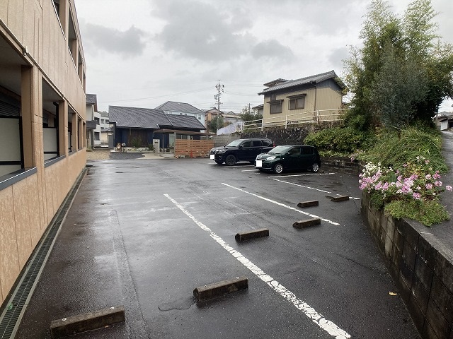 27/30 駐車場