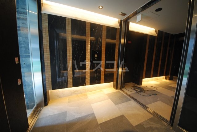 21/30 エントランス