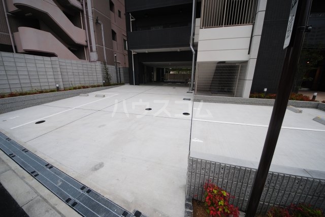 18/27 駐車場