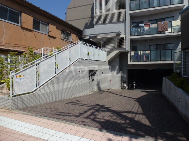 27/30 エントランス