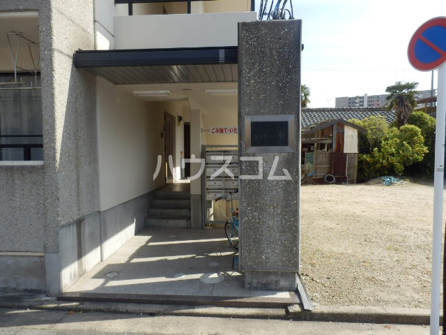 21/30 エントランス