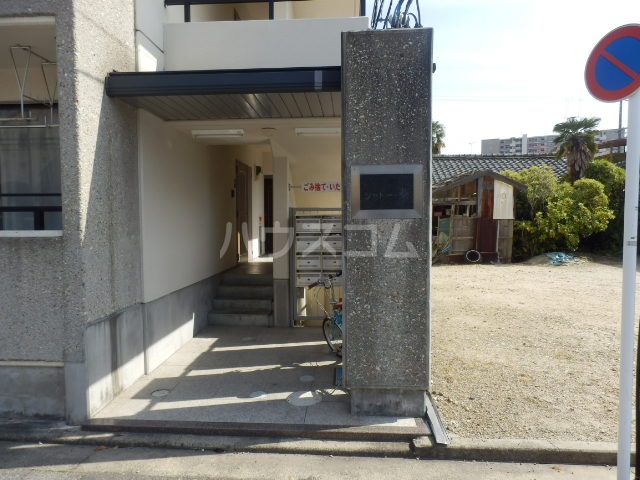 21/30 エントランス