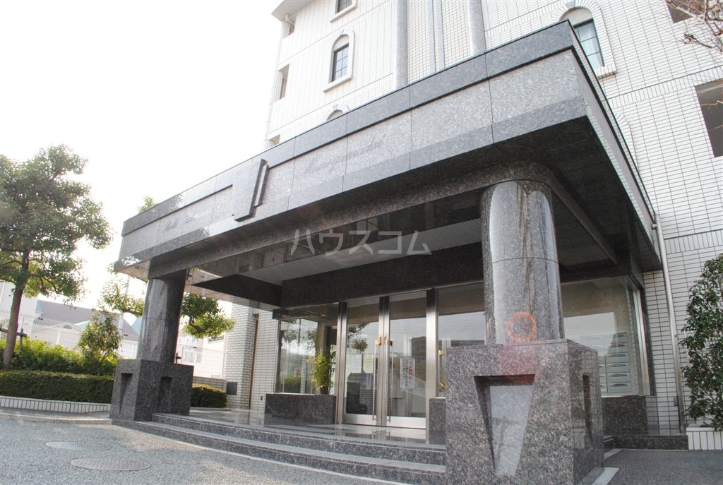 23/28 エントランス