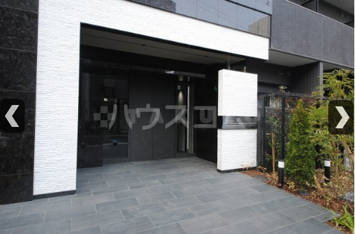 21/30 エントランス