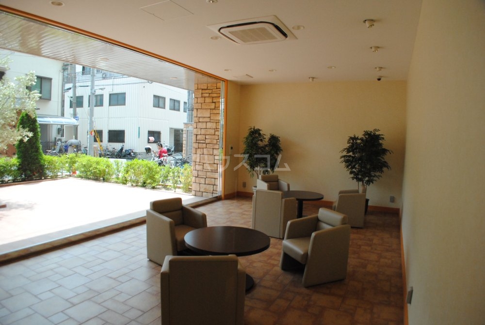 27/28 エントランス