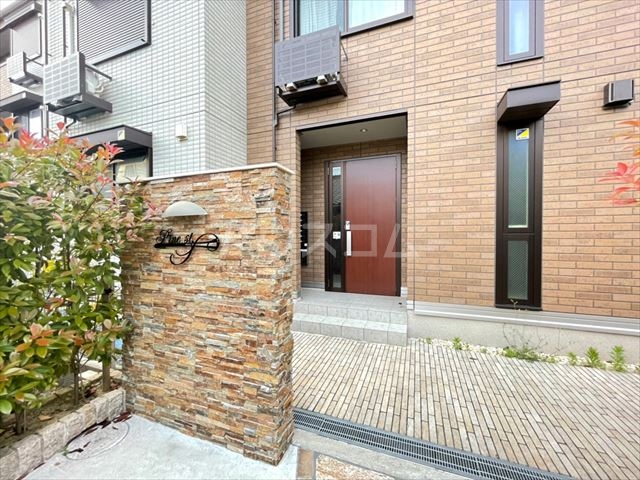 19/23 エントランス