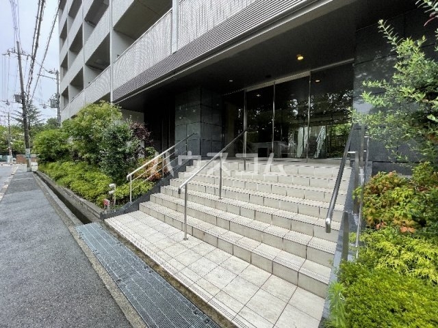 23/30 エントランス