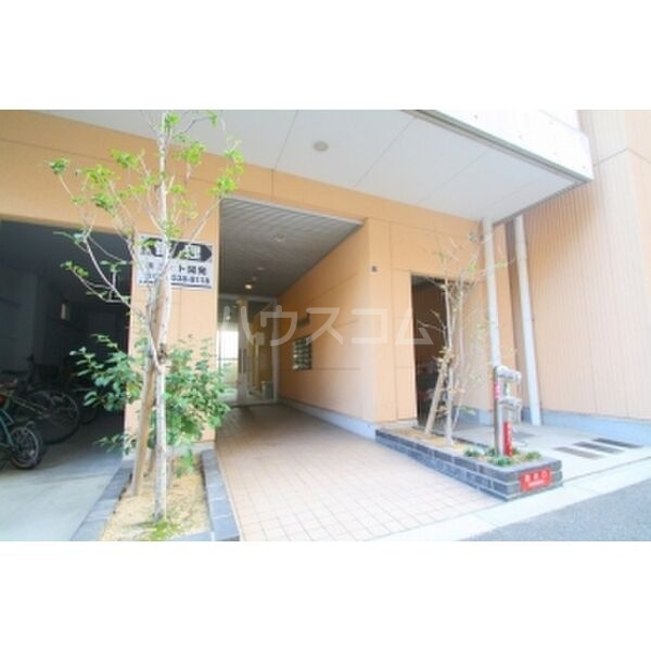 28/30 エントランス