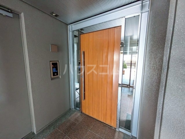 27/30 エントランス