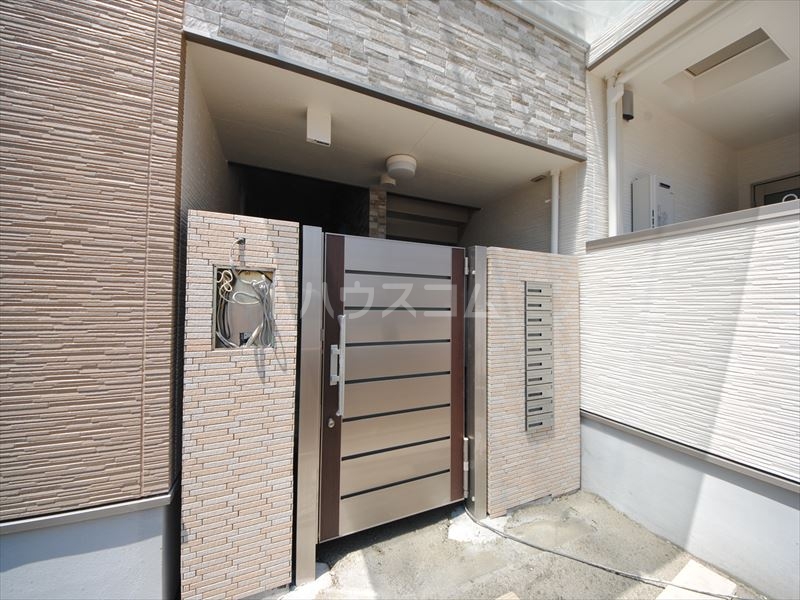 27/30 エントランス