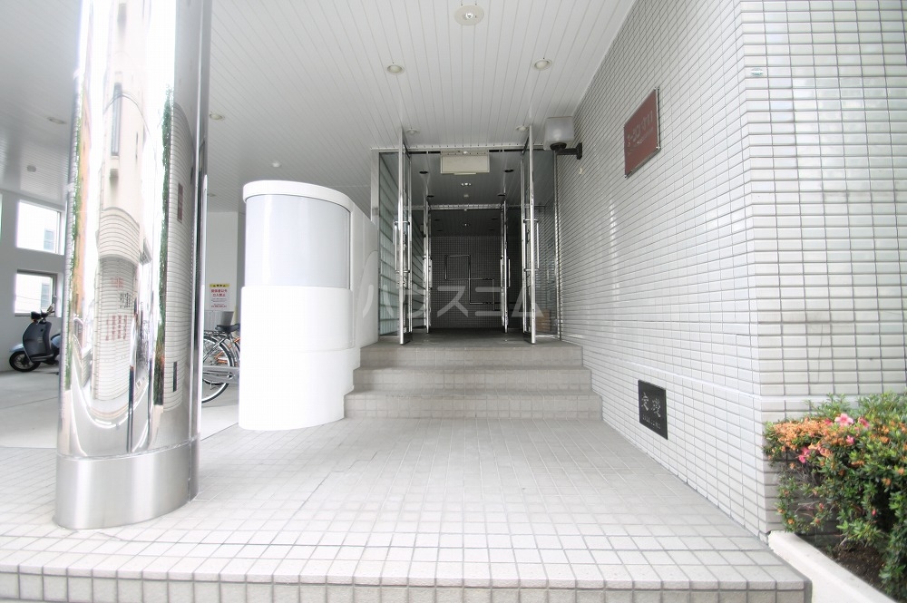 28/30 エントランス