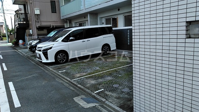 27/30 駐車場
