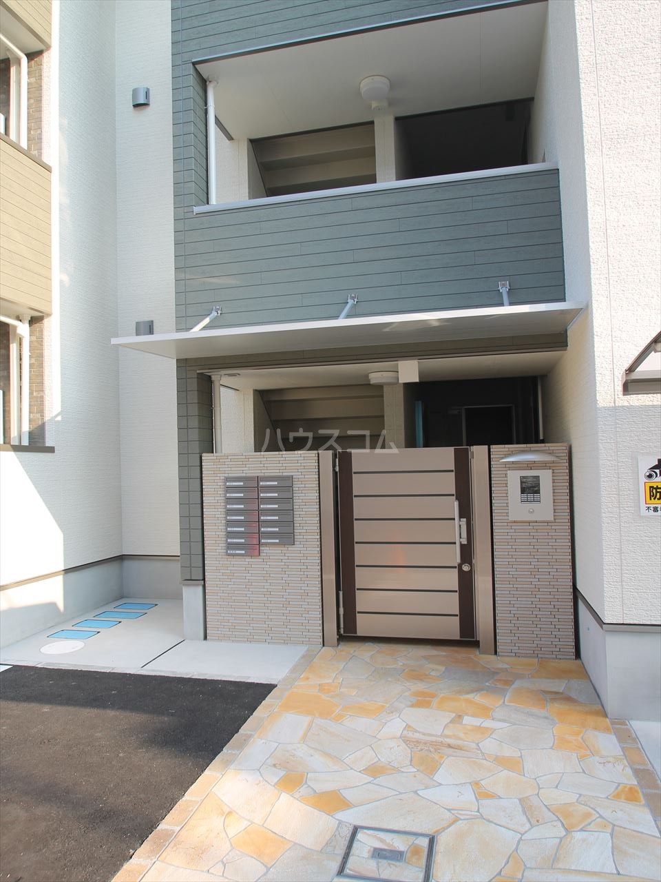 21/30 エントランス