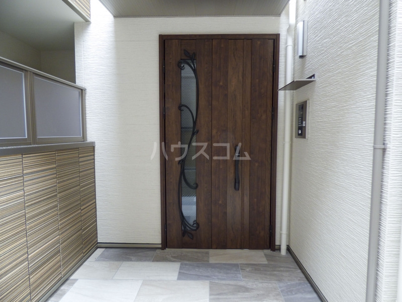 18/27 エントランス