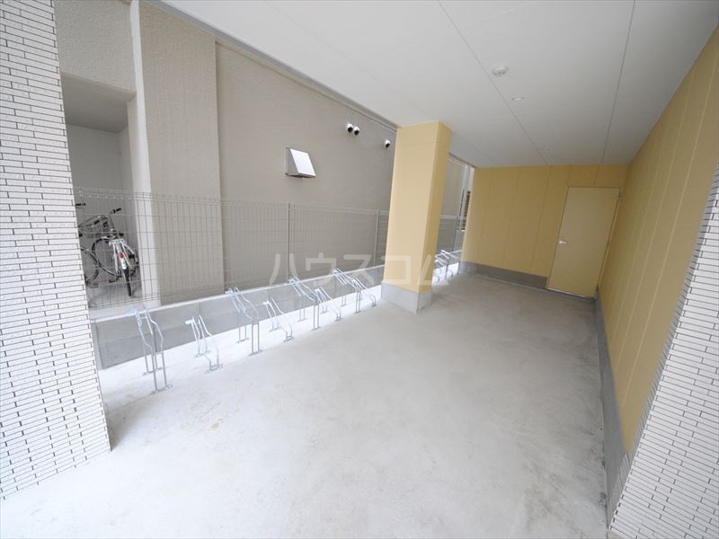 27/30 エントランス