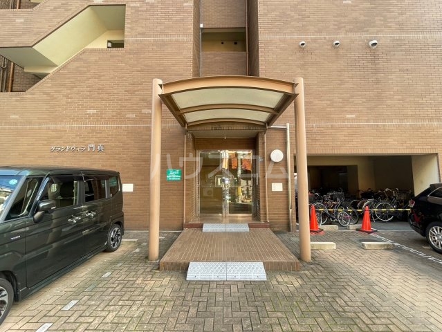 27/30 エントランス