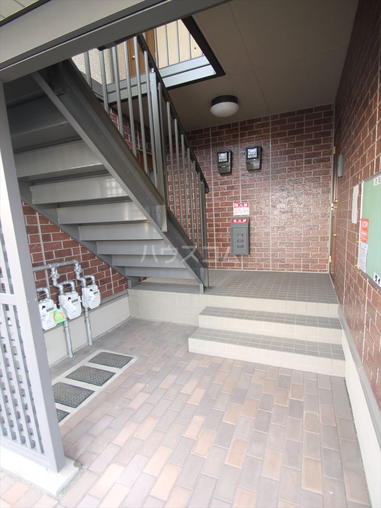 26/30 エントランス