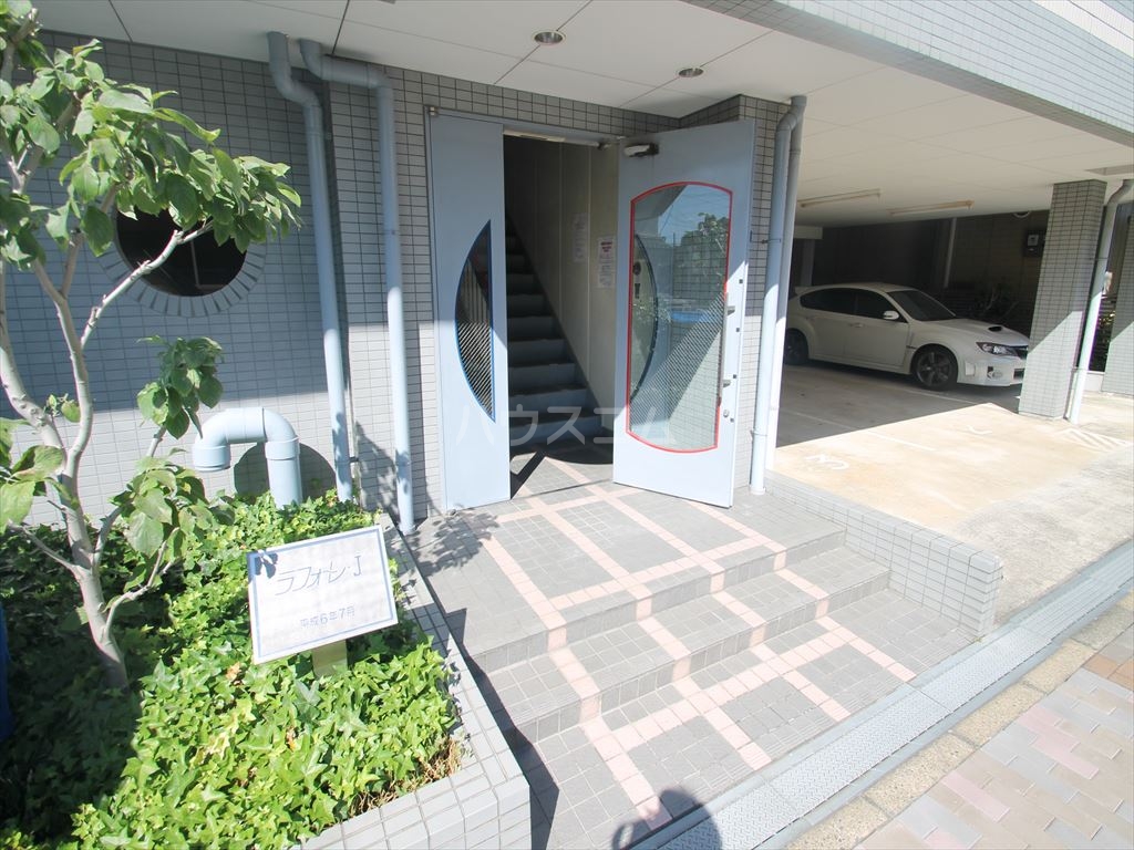 21/30 エントランス