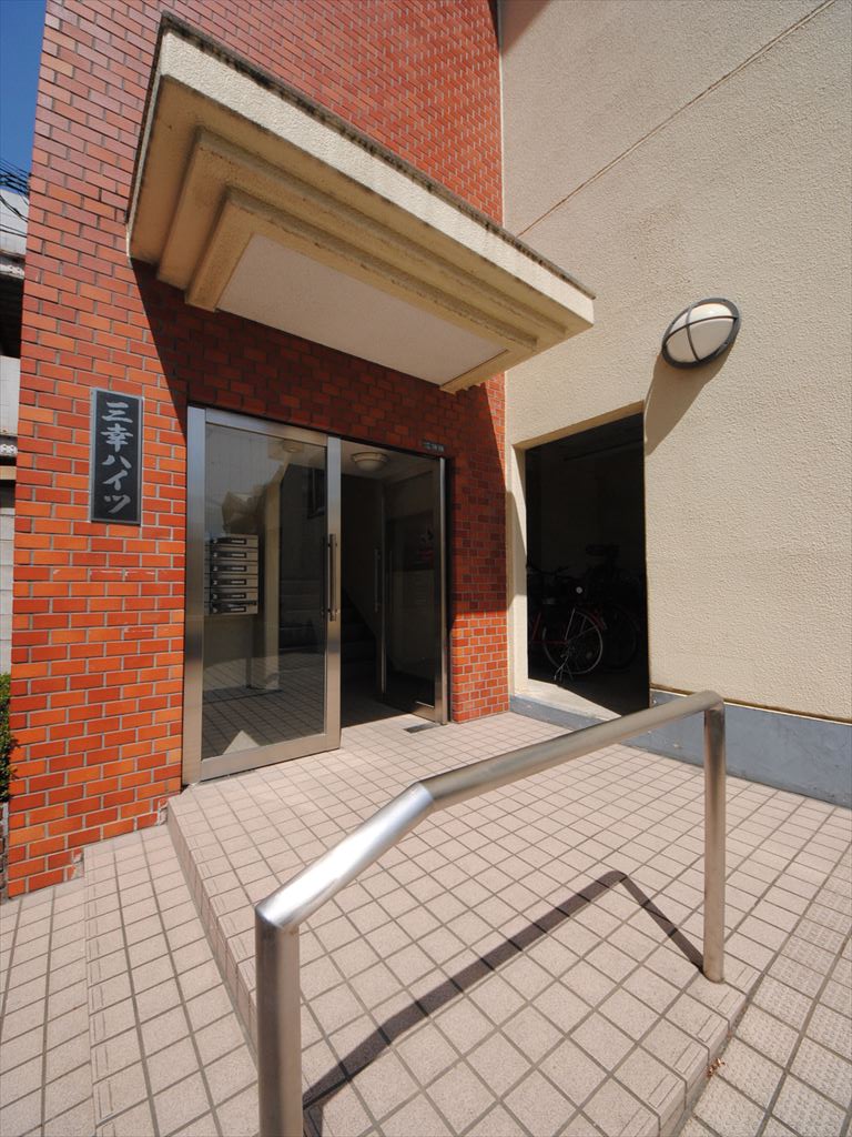 27/30 エントランス