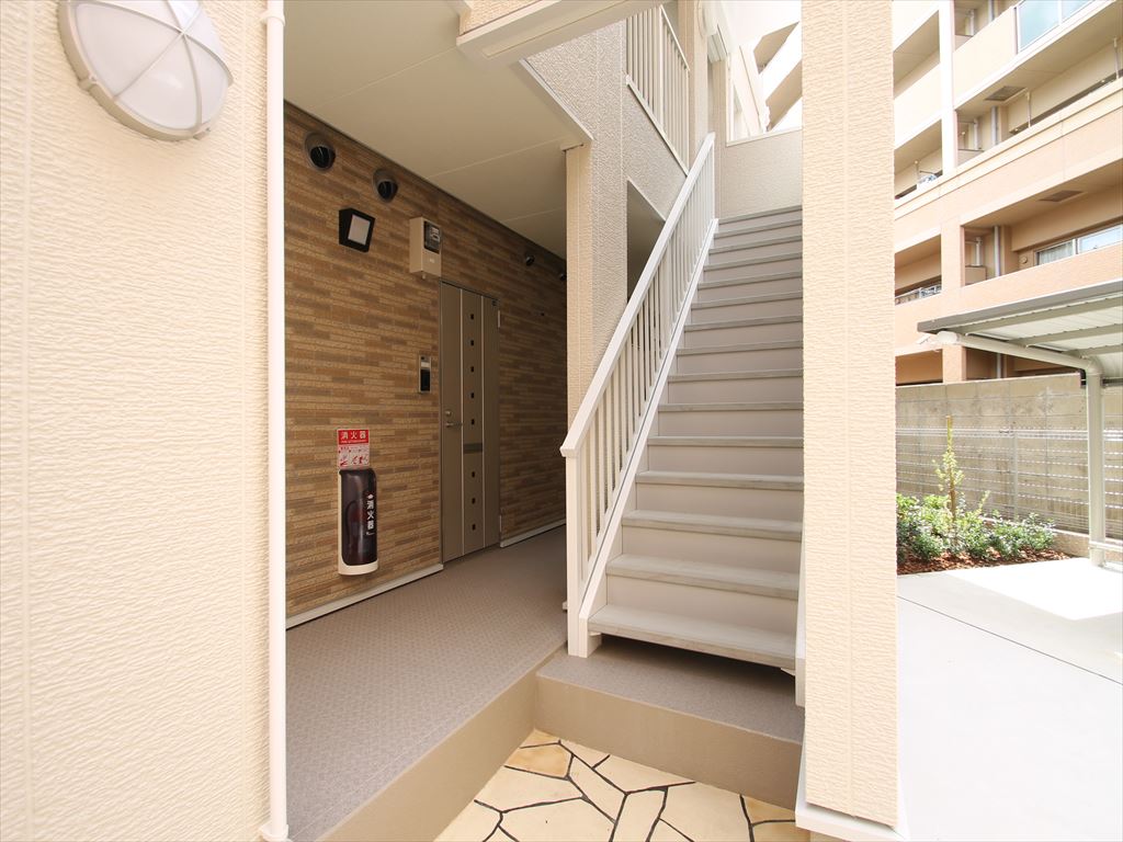 23/30 エントランス