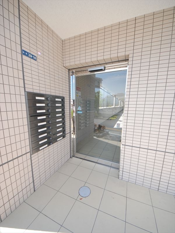 27/30 エントランス