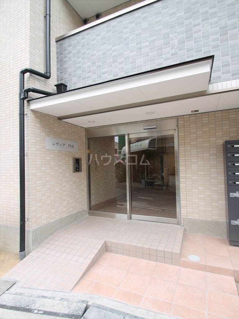 22/28 エントランス