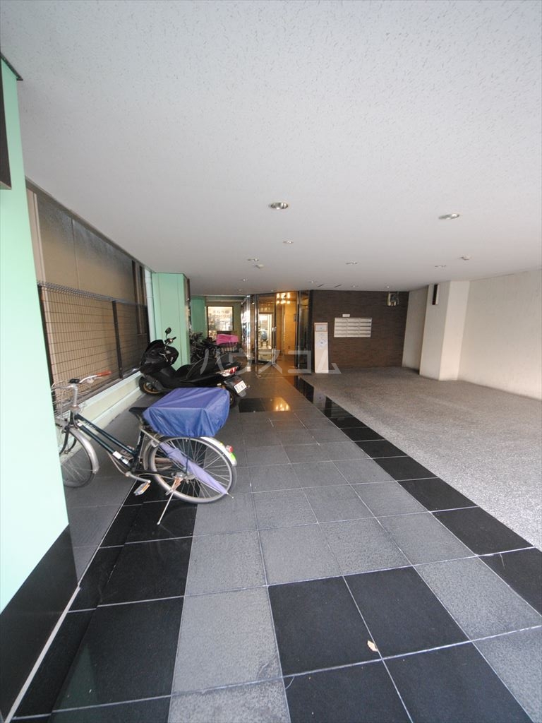 21/30 エントランス