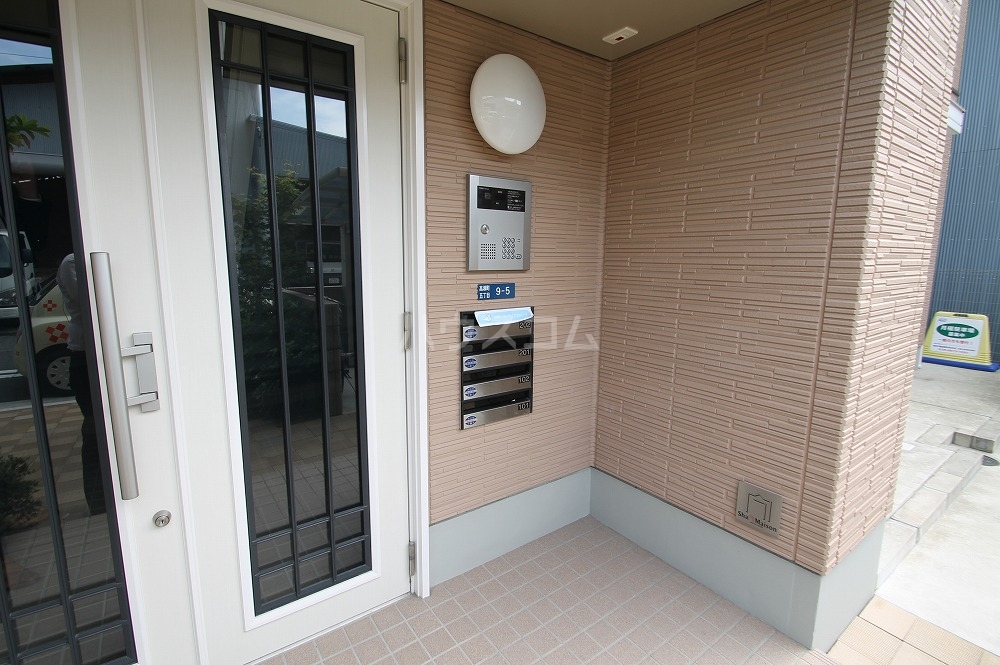 23/30 エントランス