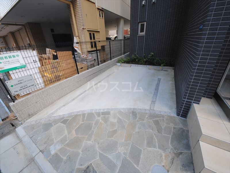 26/30 エントランス