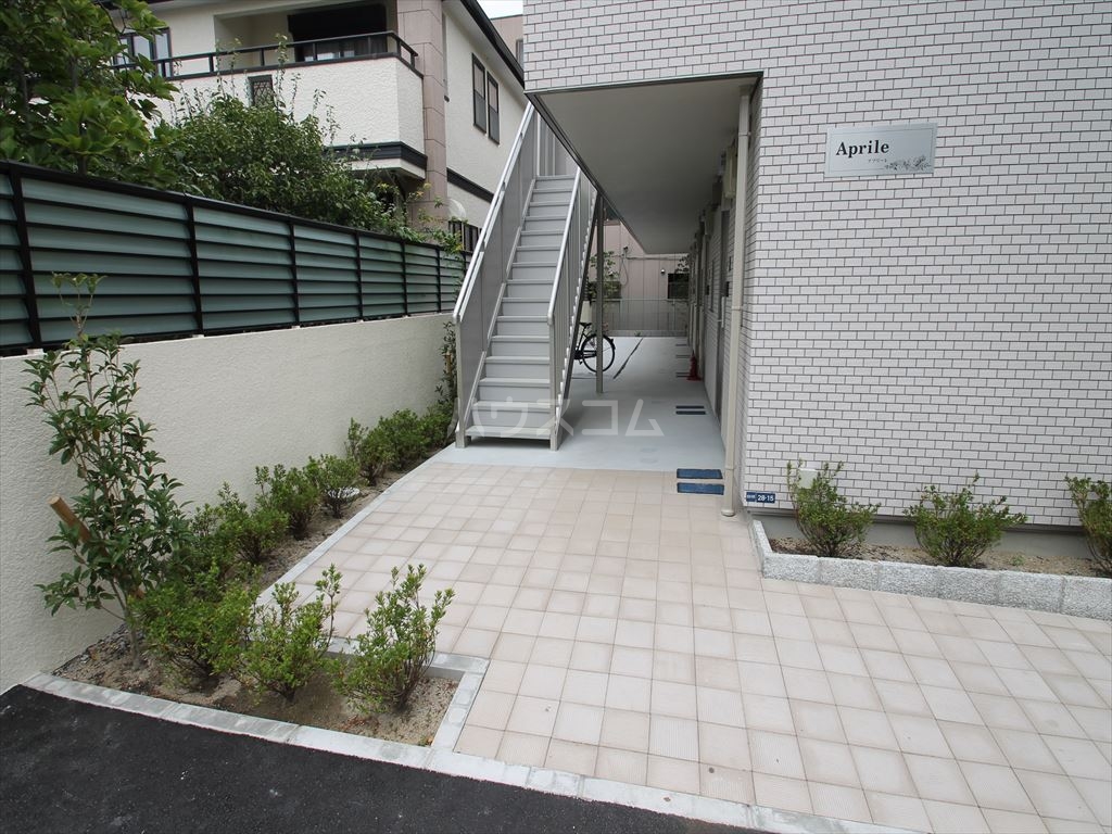 24/30 エントランス