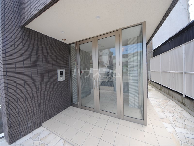 23/28 エントランス