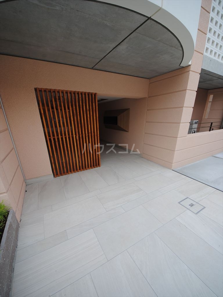 23/27 エントランス