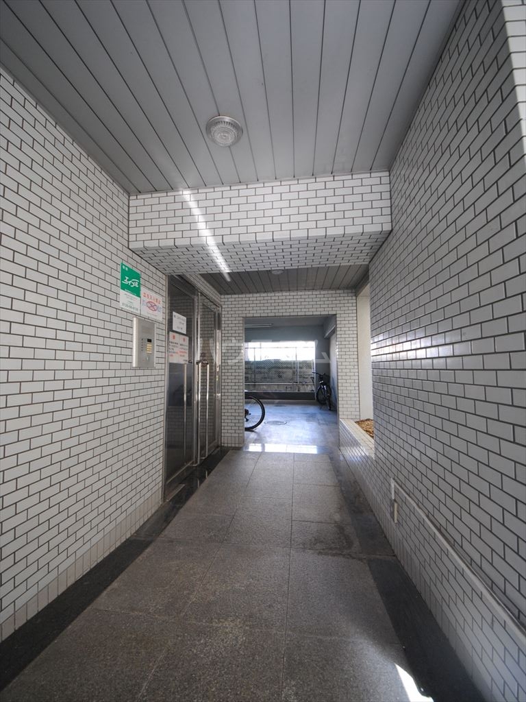 28/30 エントランス